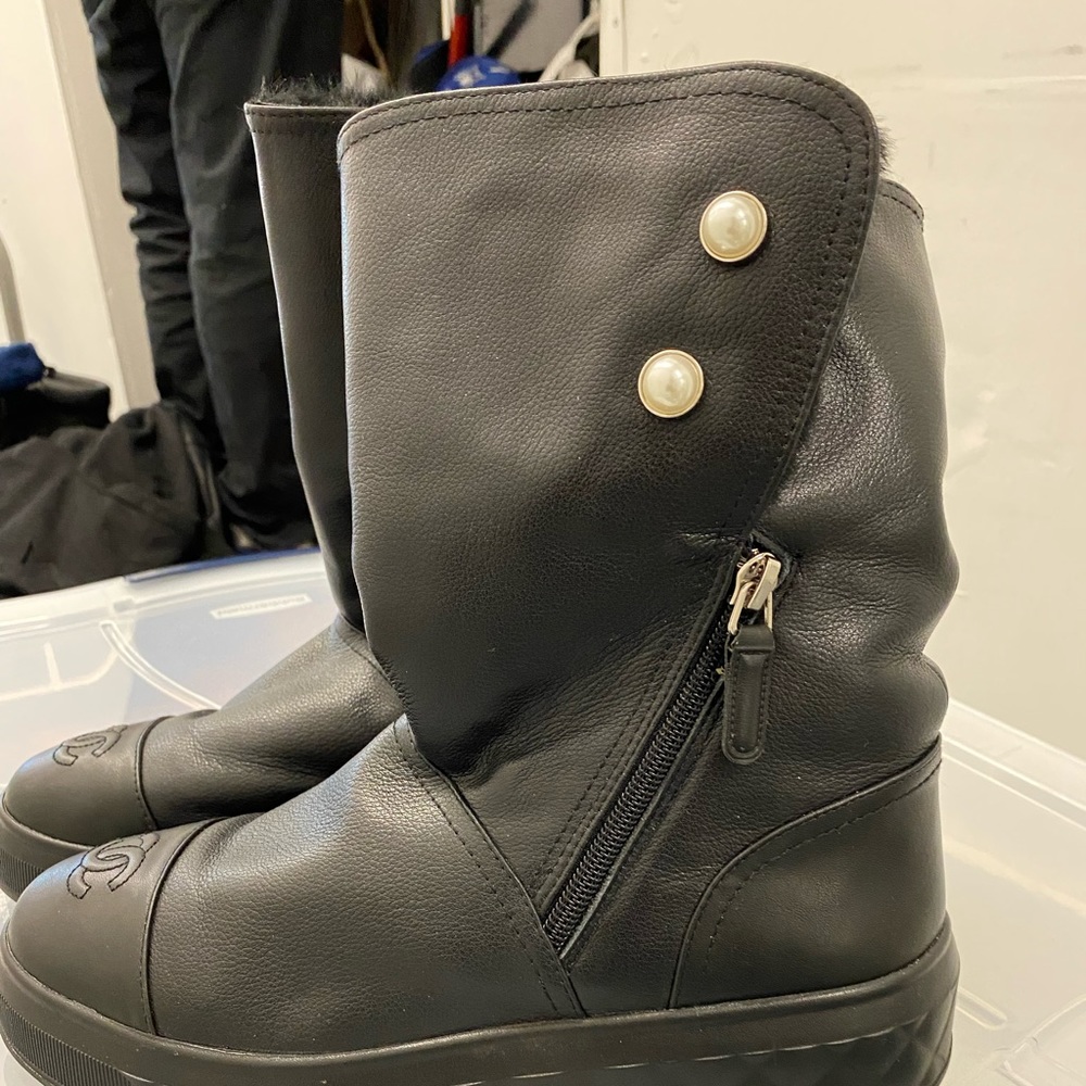 Chanel leather pearl boots - Picture 4 of 4